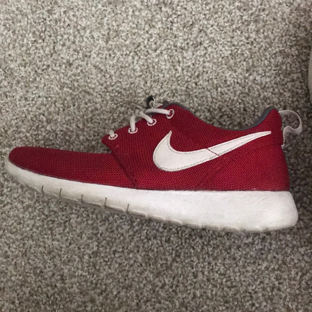 Red Nike roshes